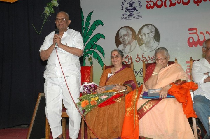 ../Images/Mullapudi Venkata Ramana thanking Vanguri Foundation.jpg